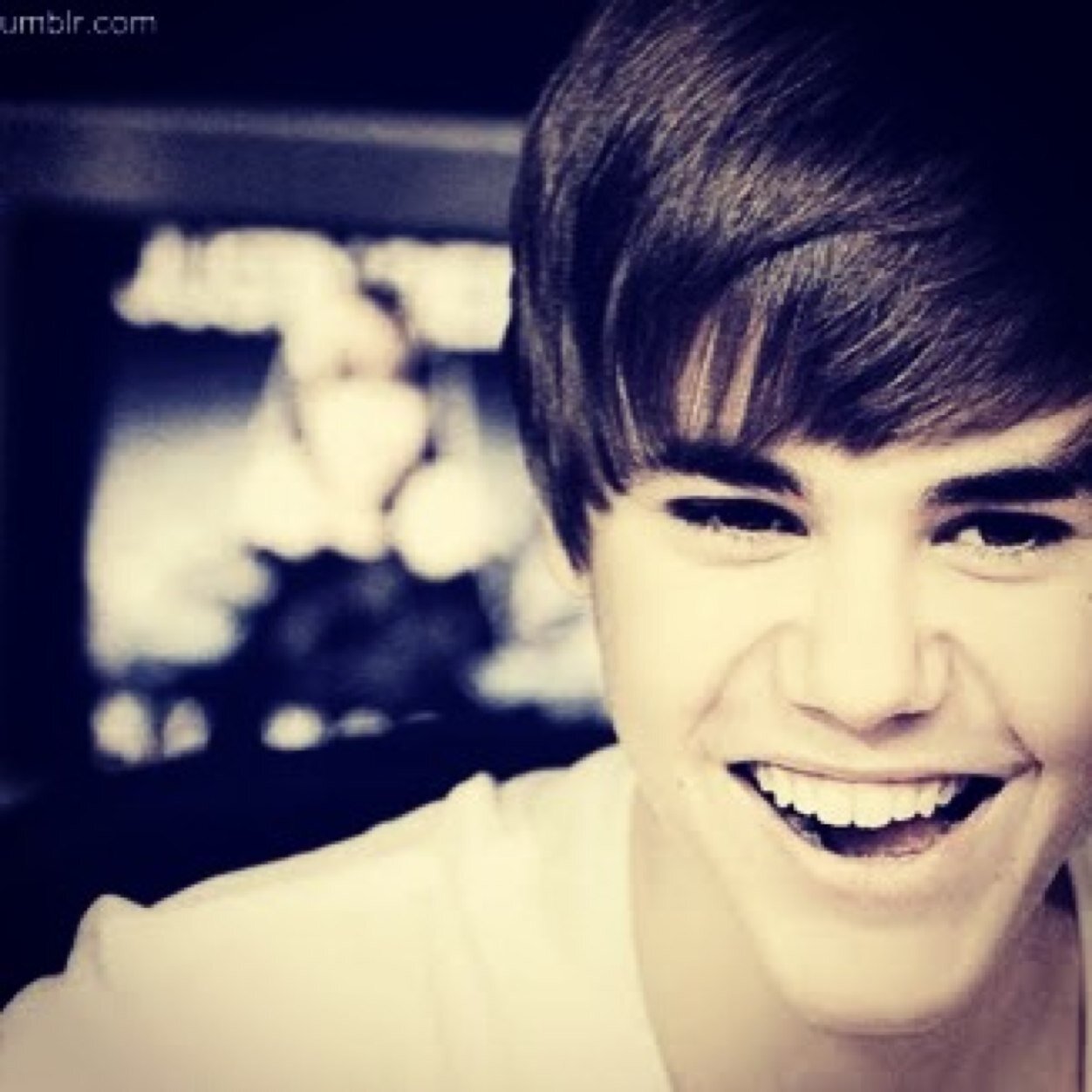 My main account is @yourbizzledrug3 I make edits of my idol. 11/29/12 2/2/14 2/6/14