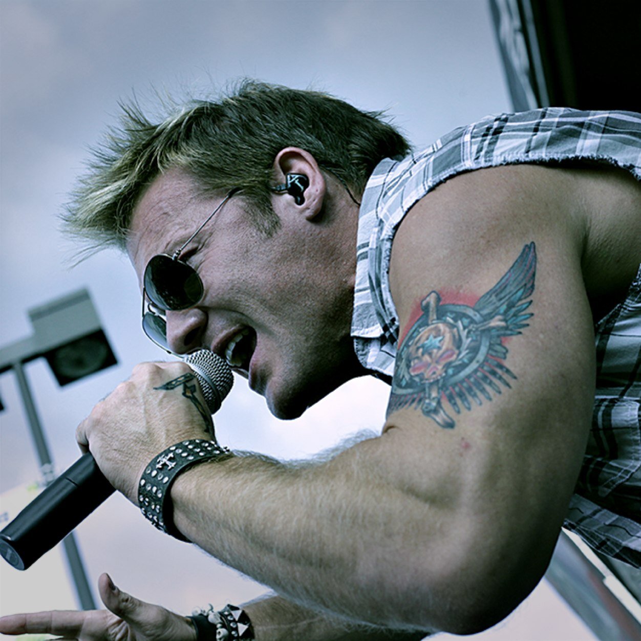 I love chris jericho and fozzy and im a wwe fan.Follow me i follow back