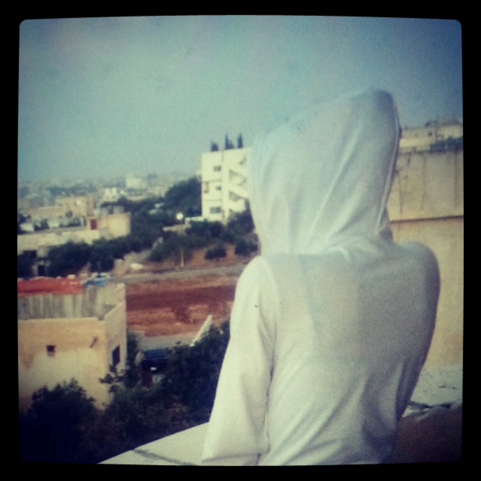 ‏‏‏‏‏تبقى بعيني رغم تفريق الايام ، وابقى احبك رغم قل التلاقي♡