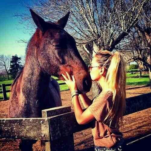 just a small town girl living in a lonely world 'nashville' fan and country music lover. #Swiftie ♡