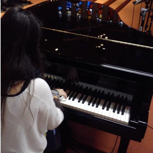 vasdepricenpeor's profile picture. El traje de chulapa lo combino con el peinado de fallera. 'Mazo (e)nano' como frase particular. Psicologueando vuestras mentes desde el salón de mi casa. Músico