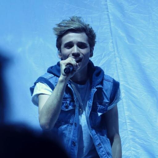 Fanpage for the flawless Elyar Fox! (Header and icon taken by Jasmine)