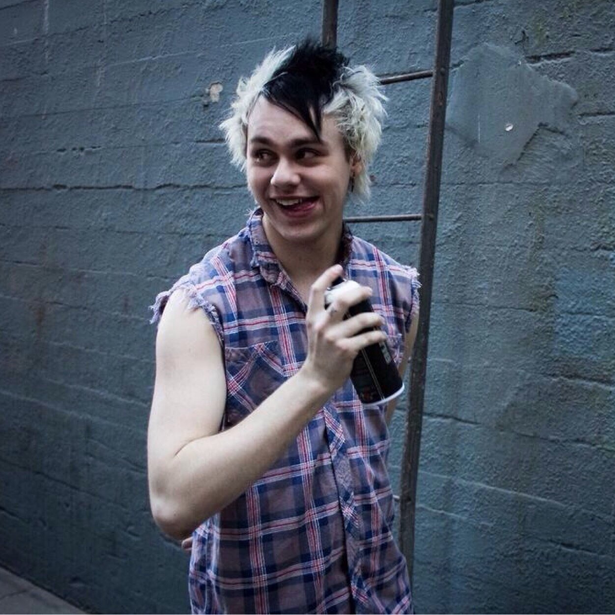 follow @punkrockcliff for a dm to luke/4 :-) (just ask) read my mikey fic! (Link below)