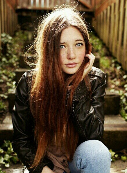 Rosie. Simpática e inteligente. Hija de Ron Weasley y Hermione Granger. Hermana de Hugo. Gryffindor siempre. Enamorada de Scorpius.