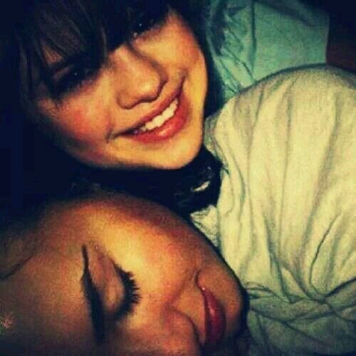 I'm Lovatic,every day I can go ahead thanks to Demi . I'm 16, i'm Italian. My dream is to sing.