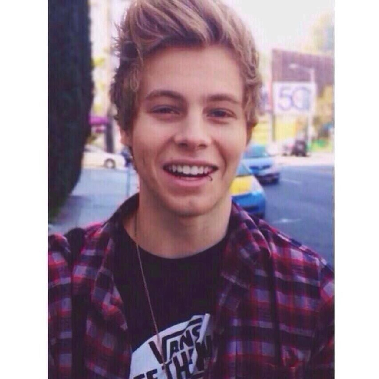 louiswaIIows's profile picture. i spent all of my teenage years obsessing over boybands & i had a sick time mate so keep laughing