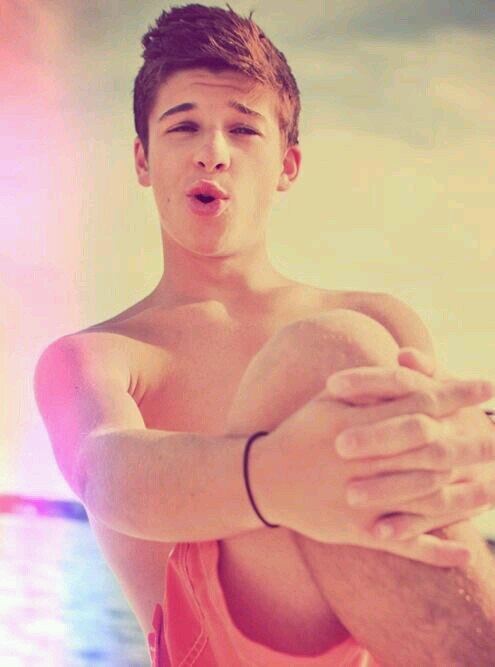 Mickaël 16 ans .. je FollowBack :)