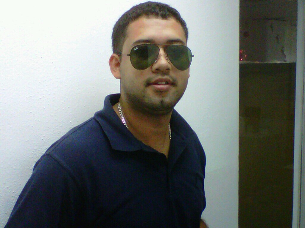 Soy amigo de lo bueno, me dedico a mi trabajo y a las personas que quiero y amo... La musica, baile y cine son unas de las cosas que me gusta