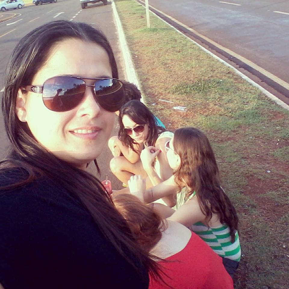 Abra hoje seu coração, declare-se, reconcilie-se, peça perdão. Faça um carinho, um elogio…
Beije, abrace, viva o amor com toda plenitude que você pode viver.