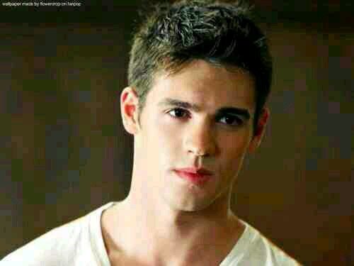 hey I am jeremy gilbert bro to @Vampire_ElenaG single rp Hunter