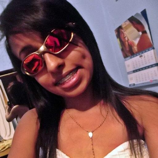 Preciso de alguém que sente do meu lado, me abraçe e diga que está comigo. - #Amoo #CristianoAraujo