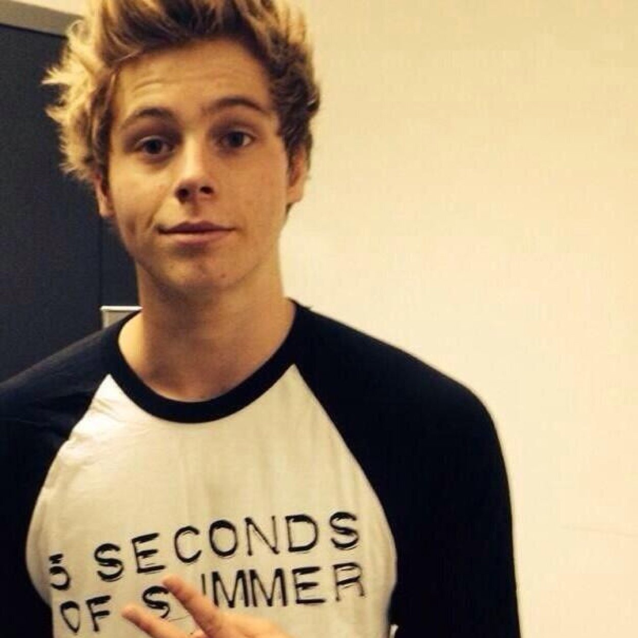 follow @paynoxhemmo bc ilysm :-)