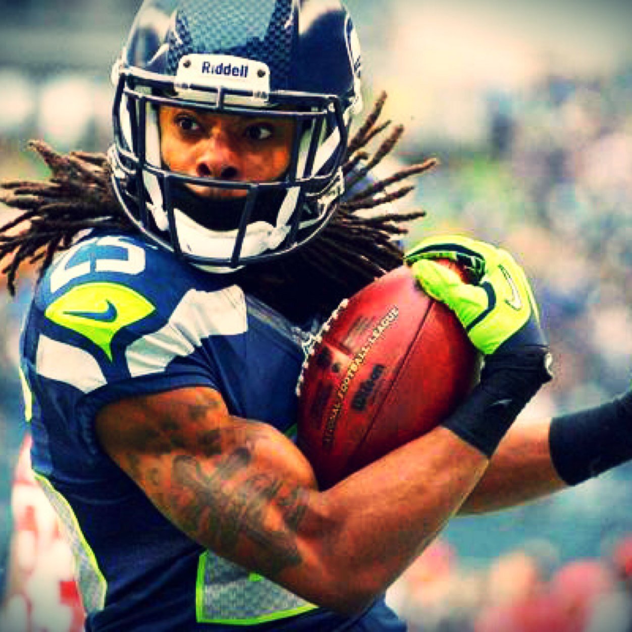 Rogerx25's profile picture. Hi follow me and together we will make twitter better than facebook :)