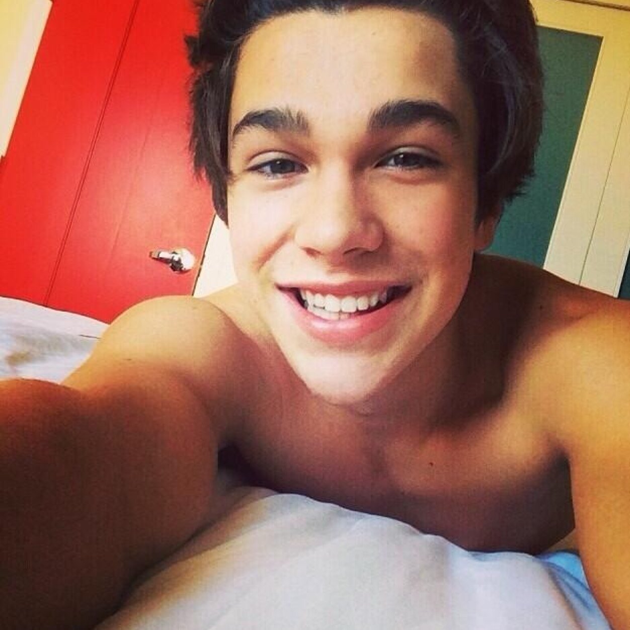 hiii i just gave you a free follow so it would mean the world if you could follow @MAHOMlESGOHARD i might even follow you back, please i wanna hit 340 :)