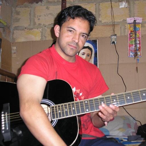 licenciado en matematicas,
  musico cantautor. profesional .que te digan eres mio causa ternura pero que te digan soy tuya te paraliza el corazon