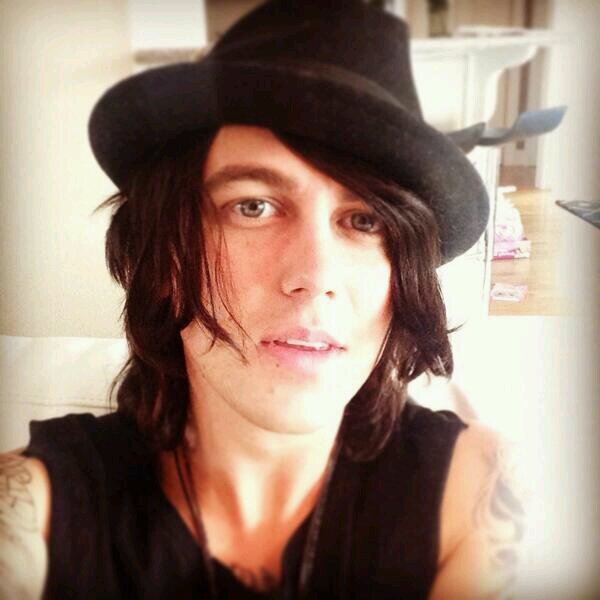 Love bands, music obssessed, pple sucks but life goes on
