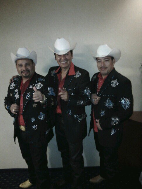Horgullosamente nacido el el rancho,criado donde se ha podido,,y vivido como he querido,,,,,tengo lo que quiero y me meresco,,no  pido de mas