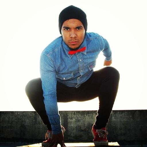 buehhhh!!! burda de jodedor... locooo!!!! te caere bien creeme!! Bailarín...Cantantee... !! estudiante de la vida!!