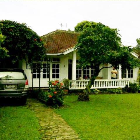 Jual villa Kartini : Sertifikat Hak Milik, Luas tanah: +/- 2000m, Luas Bangunan:400m2 Cisarua Bogor, Desa Leuwimalang. Tlp. 0896 2541 8425