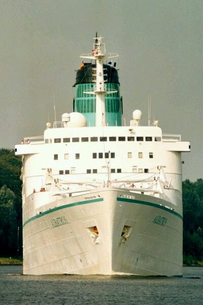 Lifelong admirer of ships & always on the hunt for the perfect maritime photo.