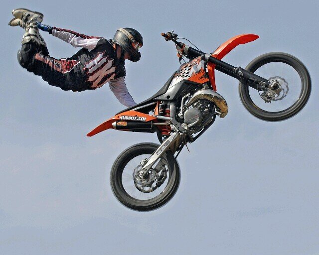 La moto, plus qu'une passion !
vient aussi faire un tour sur @teamJahid78 et @JahidOfficiel :)