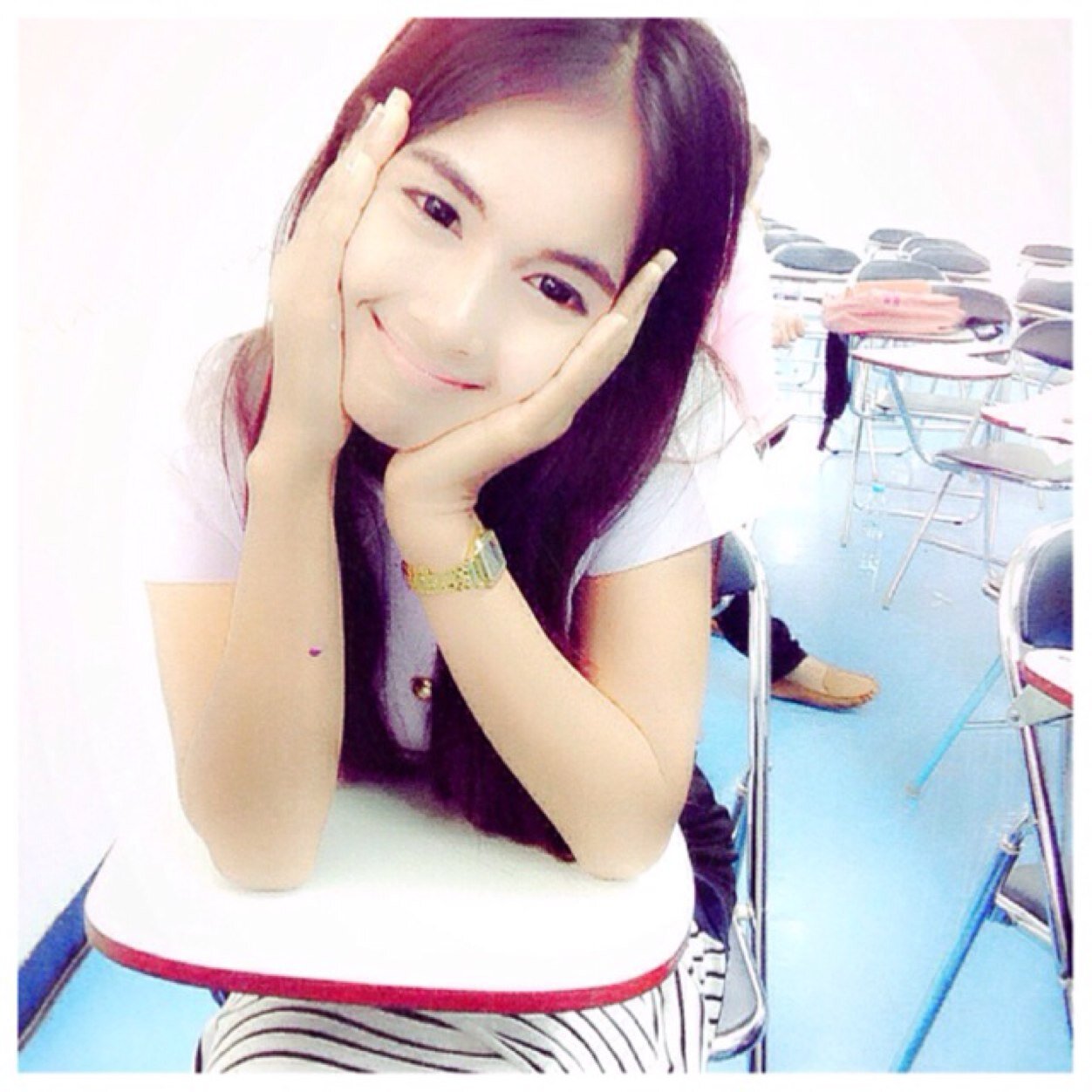 น่ารัก ชอบยิ้ม ยิ้มง่าย ใจดี :)