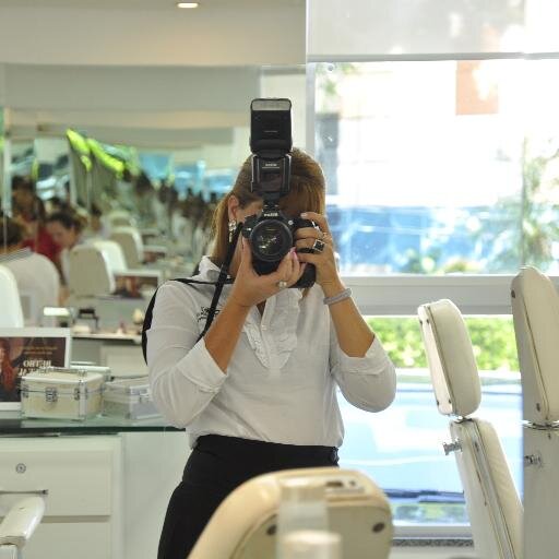 Adoro fotografar e lidar com pessoas , e complicado mais eu gosto.