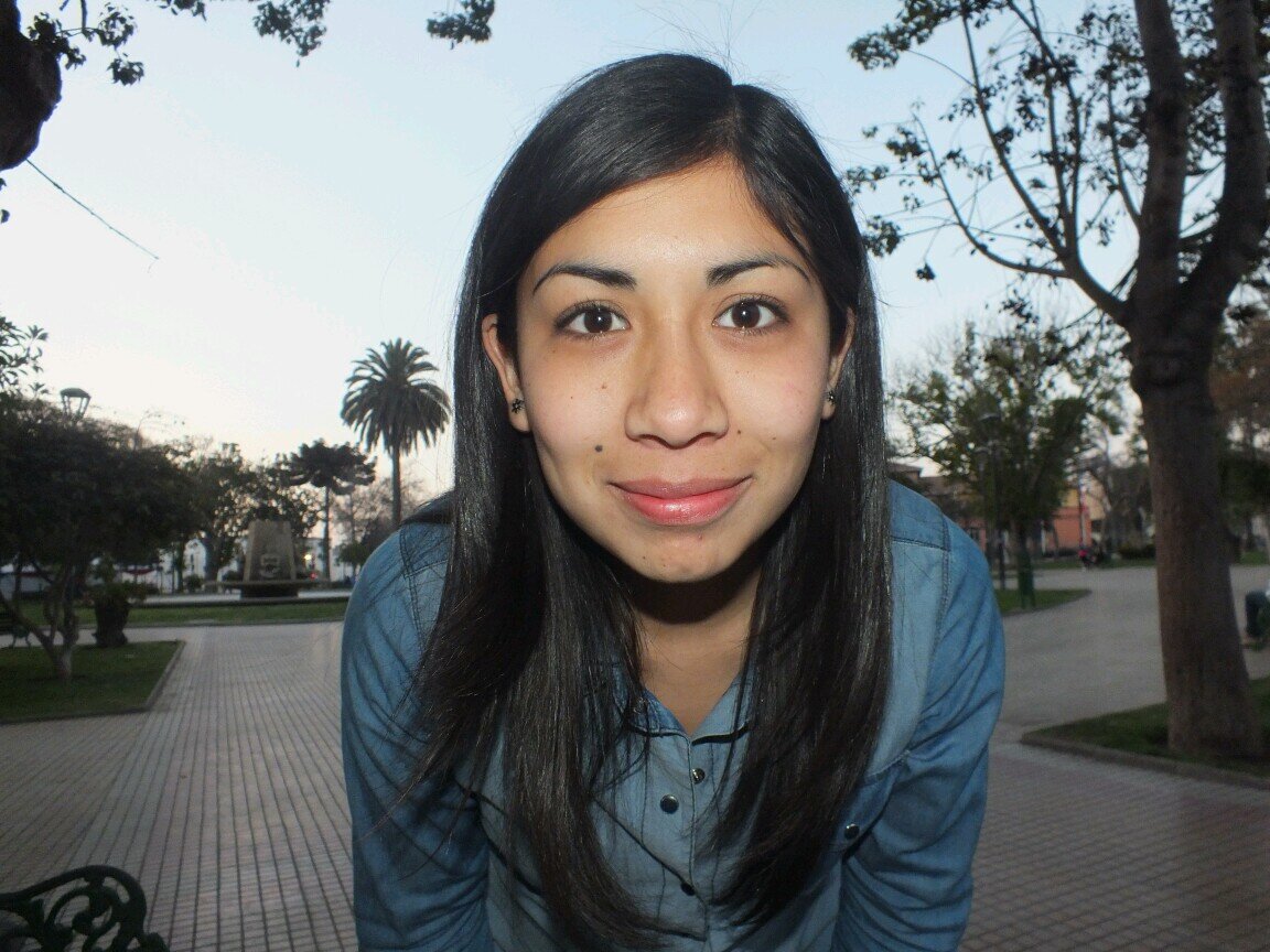 Chilena, 17 años. Estudiante de Derecho. Me gusta el rock, la comida y la naturaleza.