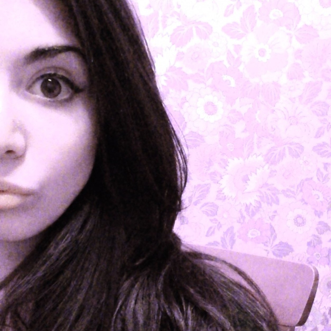 fifola95's profile picture. E se ti fermi ad asciugare con la carta i miei pensieri , scrivici poesie d'amore e se ti fermi ad asciugare le mie lacrime strappa forte la carta e poi vai via