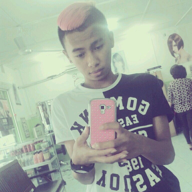 - h¡¡ , ;) Yu¡ is my name .
18 olds , original sabahan and im a littlemonster fans for LadyGaga ! Anyway ,dont forgot  follow me  k :*
okay , thanksyou !