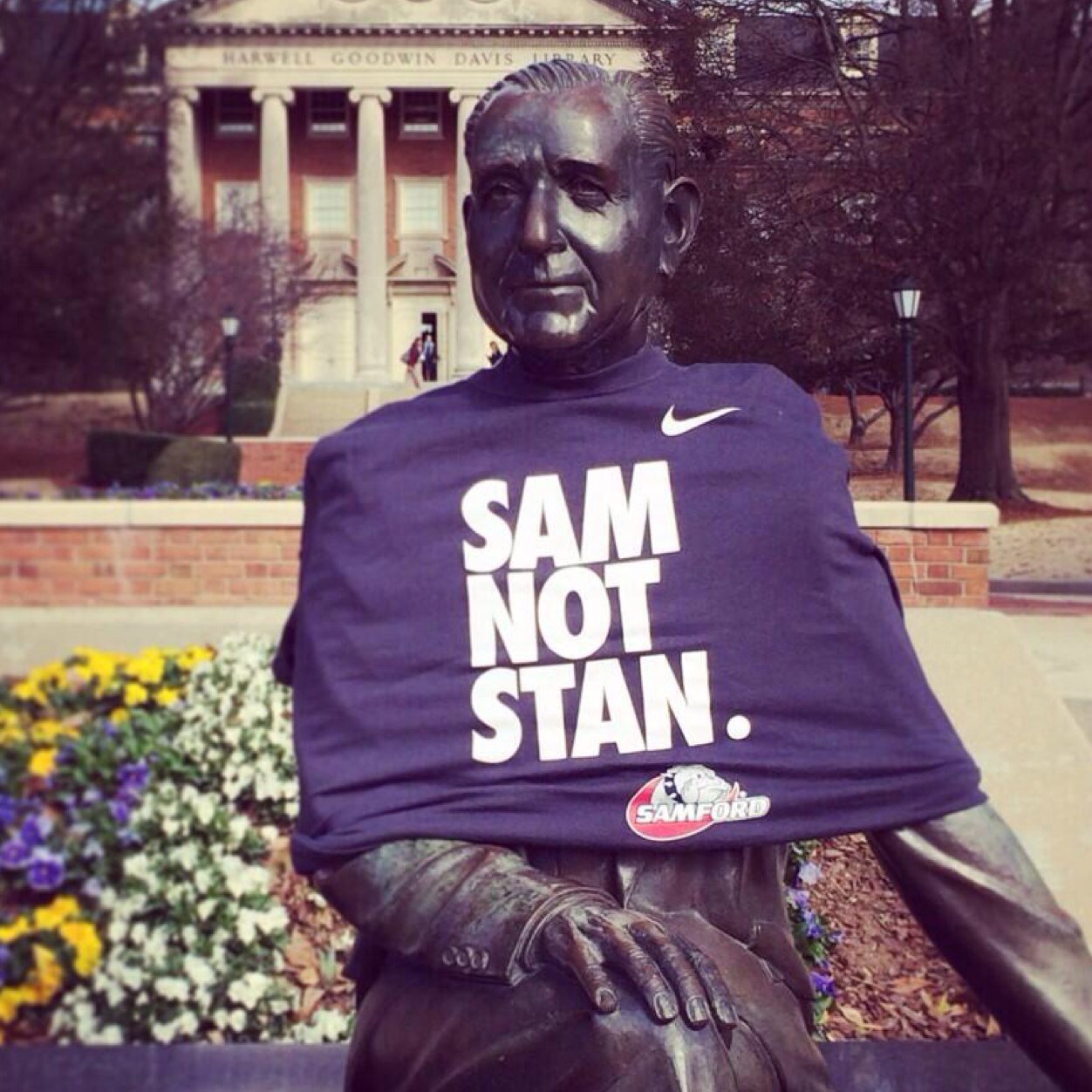 RalphBeeson's profile picture. I like to sit down with my legs crossed. Also I'm made of bronze.