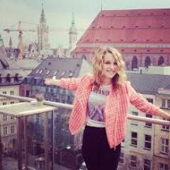estudiosa; linda; graciosa; comprensiva; me gusta escuchar música; y la moda y canto bien; me encanta bridgit mendler por eso la tengo en la portada