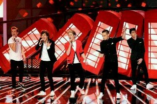 Por esas 5 personitas que me hacen sonreir cada dia , porque gracias a ellos soy quien soy y soy feliz Gracias 1D !!!!