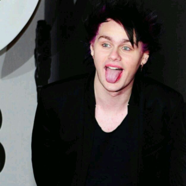 hey! don't give up and remember Michael lovers you! I'm glad you're in the 5sos fam! (@larystylinsn)