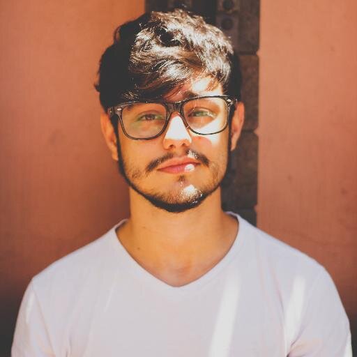 Aspirante a dentista, nerd desde sempre, namorado apaixonado e um tanto quanto bipolar.