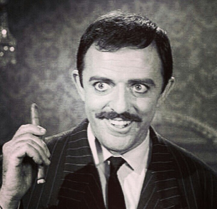Sou um chefe da família, um homem extremamente rico e sou incapaz de negar algo à minha cadavérica esposa @SenhoraAddams e o resto ? é resto ! @ClubeFollowBack