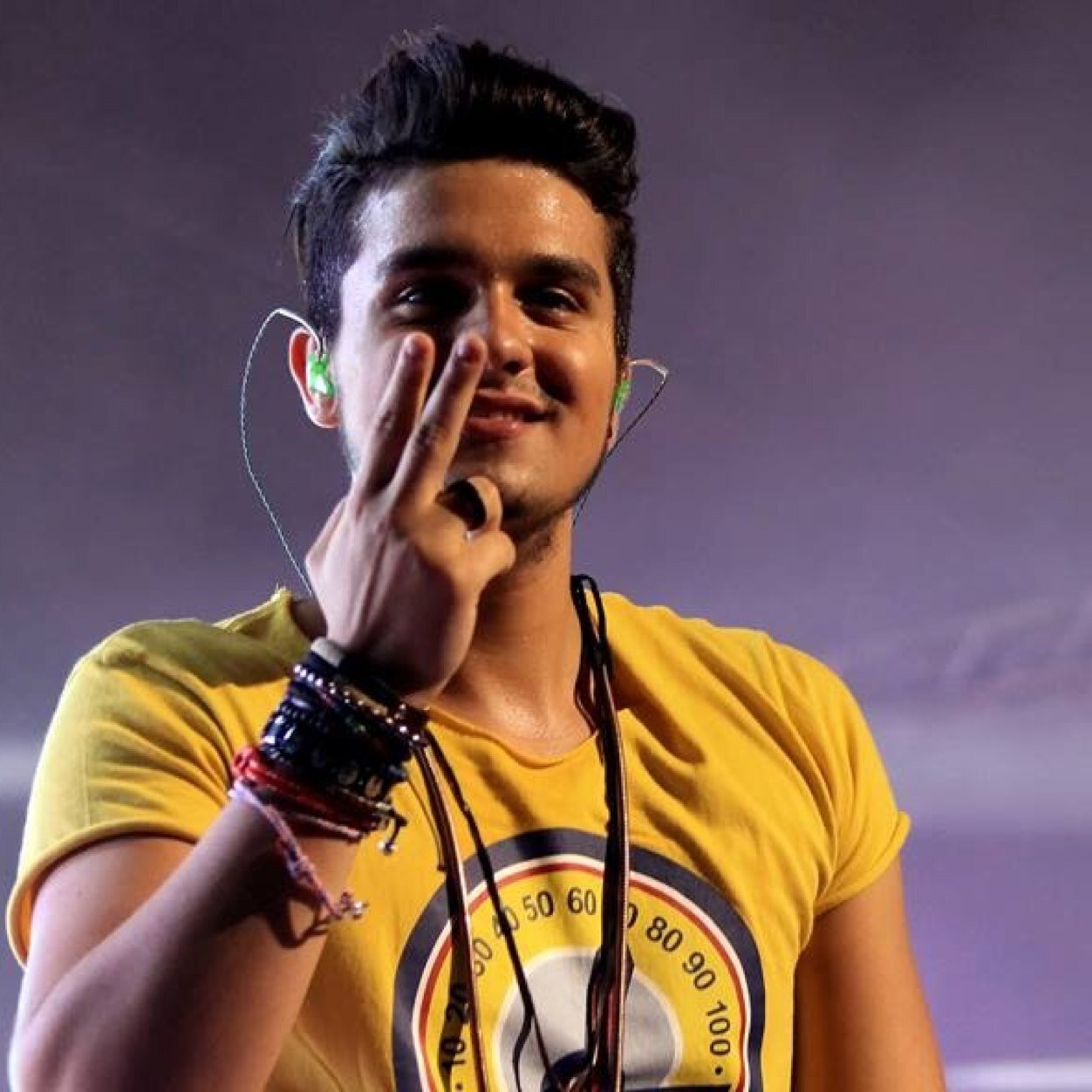 ''Nós te amamos com a força de cada batida de nossos corações, e te esperamos com o dobro delas.'' @luansantana
Luan seguiu: 01/03/2011