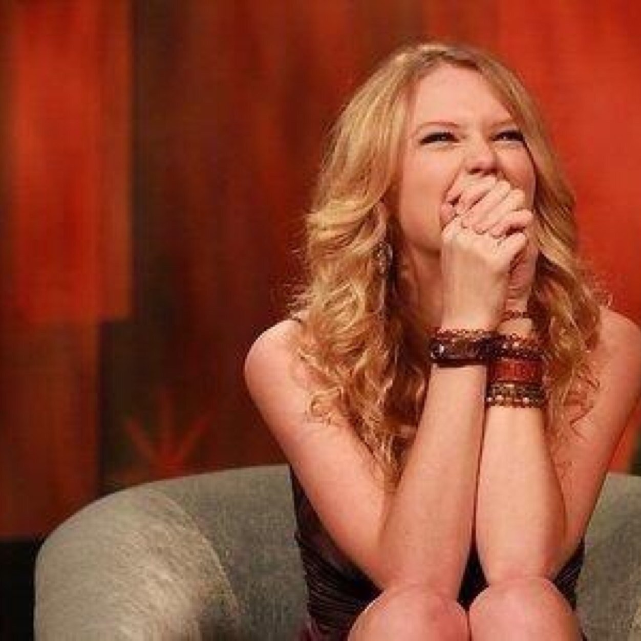 hey so i've noticed that my favourite acc is losing a lot of followers so please follow @therapyswift because she's awesome :)))