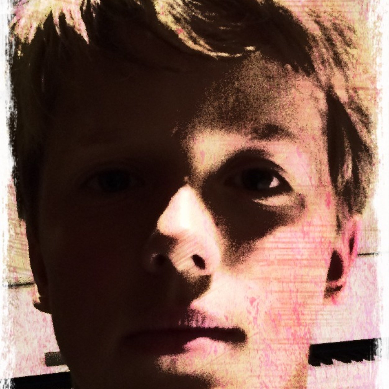 Hi, I am Ruben, young entrepreneur and I live in Spain. I like to play football. My dream is to buy a Mac. http://t.co/HKSUE3fkPh. Please follow me. Gracias!!!
