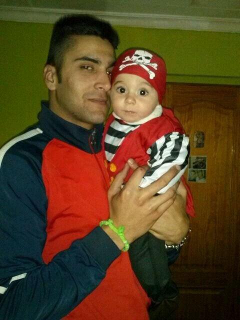 100X100% . Muy familiar. Mi mujer y mi hijo, son todo para mi. Trabajador,buena gente y no me gustan las tonterias.