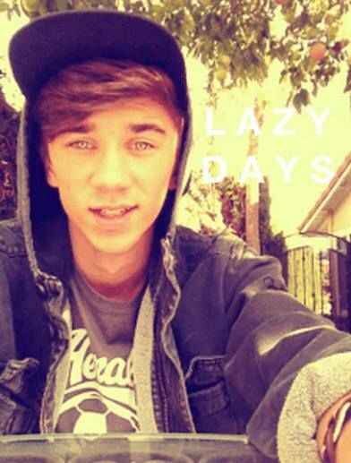18-me gusta cantar soy el tipico angel de chico es decir simpatico romantico...me gusta Acacias Enamorafo de ella? si y mucho