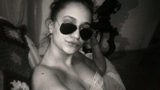 soi una chica mui simpatica mui amiga de mis amigos y con ganas de conocer a gente nueva.. tengo 18añitos