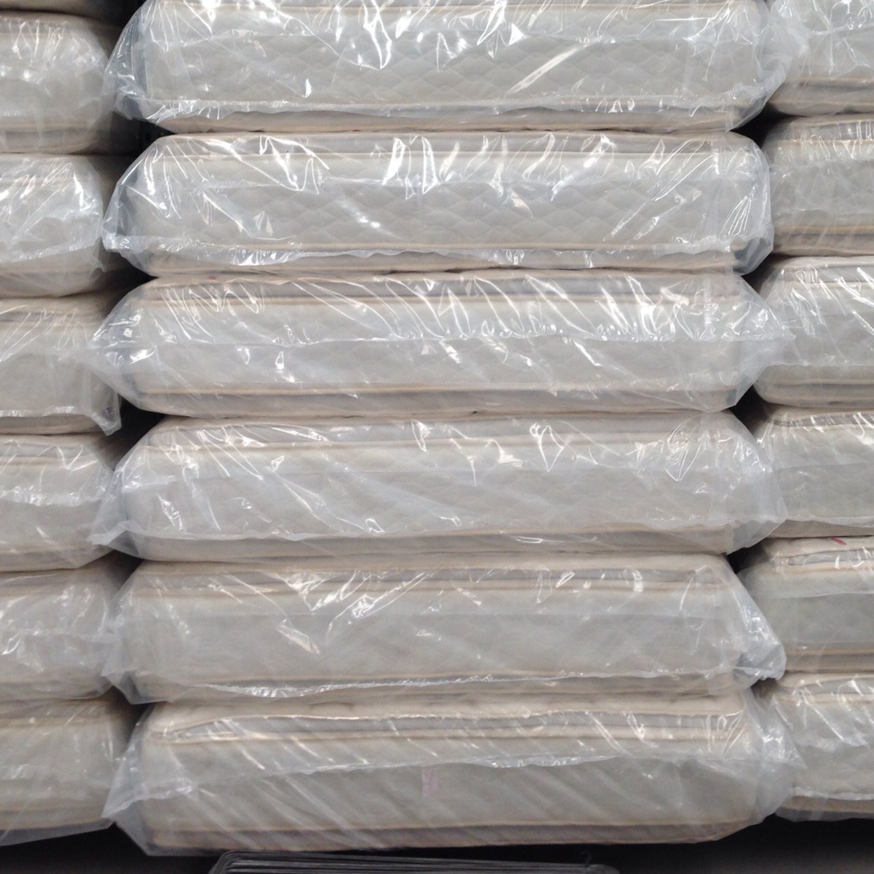 SOLO LO MEJOR PARA TU DESCANSO. Tiendas de Mayoreo y menudeo. Colchones, salas, camas y blancos.