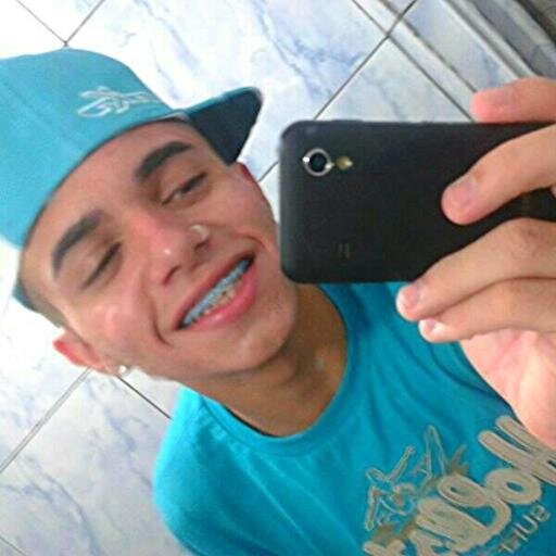 Sou aquele tipo de pessoa , que luto para conquistar aquilo que eu quero.