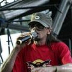 un  anti capitalista ,operaio ora in mobilita' cantastorie  un  dj  ..un portatore di pace   un guardiano  di  gaia, una canzone che canto e'  salva la  foresta