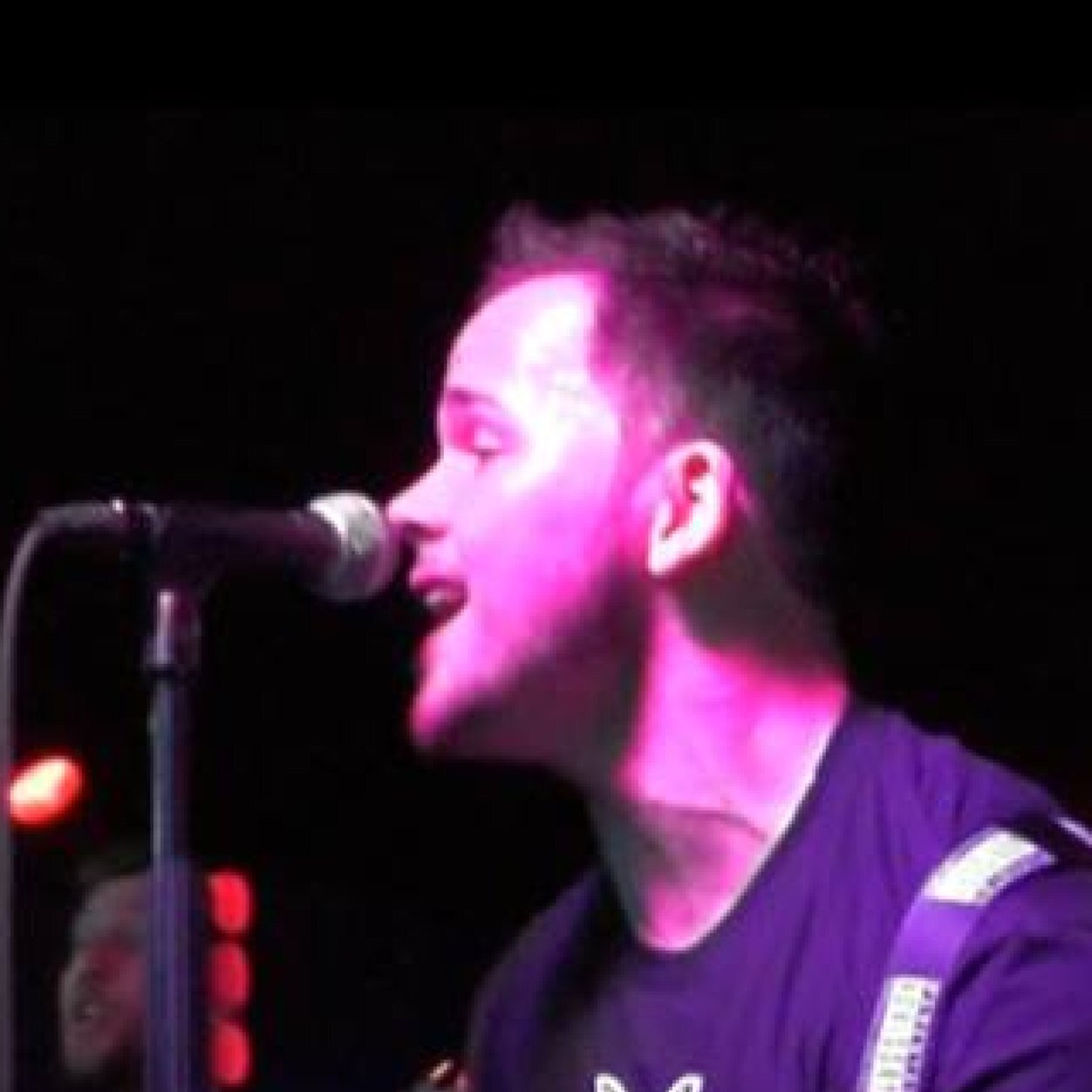 i sing and try to play guitar in the8008ies!