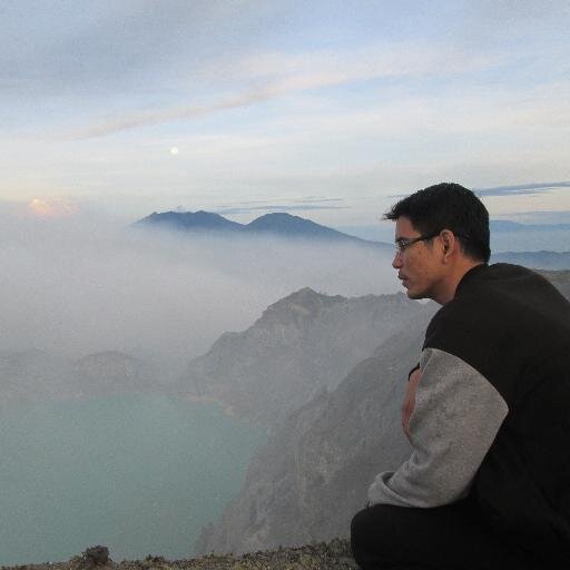 Hanya seorang yang sedang berusaha sebaik-baiknya mencurahkan segala anugerah yang dititipkan oleh-Nya untuk memberi kebaikan bagi sesama & lingkungan