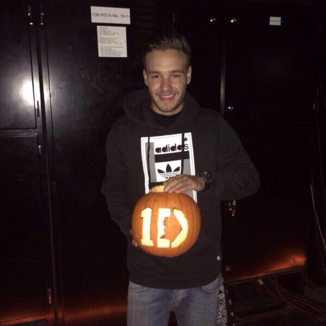 Ilove1d8ever's profile picture. Follow @ww_5sos