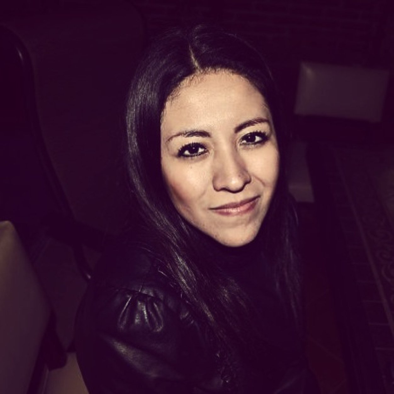 Yo muy pacífica, muy amable, muy tradicional, muy dulce, muy segura, muy cariñosa, muy diseñadora, muy detallista, muy feliz, muy enamorada :)