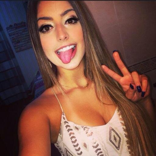 Linda menina que chega e vem roubando a cena